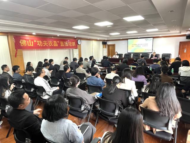 培训现场座无虚席。  