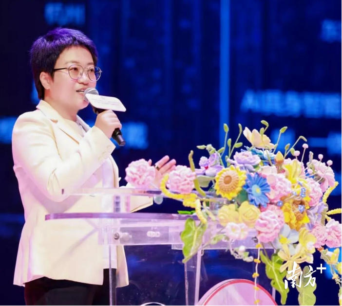 广东中浦科技有限公司董事长,天安数码城妇联兼职副主席赵媛作《智“机”绘梦 巾帼争先——以机器人产业创新彰显女性科技力量》主题分享。 广东中浦科技有限公司董事长,天安数码城妇联兼职副主席赵媛作《智“机”绘梦 巾帼争先——以机器人产业创新彰显女性科技力量》主题分享。