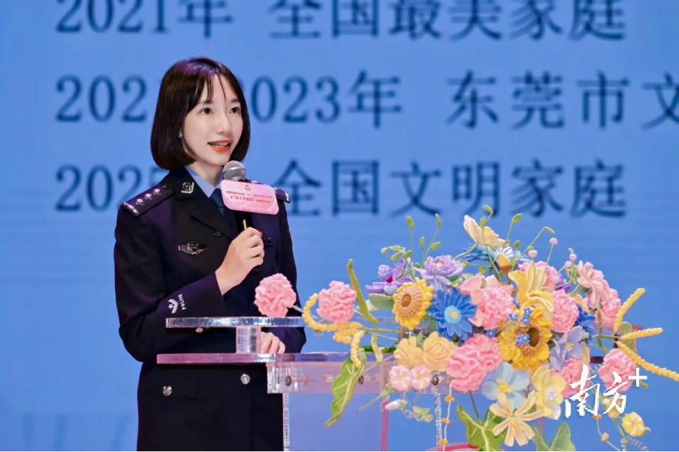 广州出入境边防检查总站东莞边检站移民管理警察王盈力作《传家润德 巾帼兴家——以责任担当引领家庭文明新风尚》主题分享。 广州出入境边防检查总站东莞边检站移民管理警察王盈力作《传家润德 巾帼兴家——以责任担当引领家庭文明新风尚》主题分享。