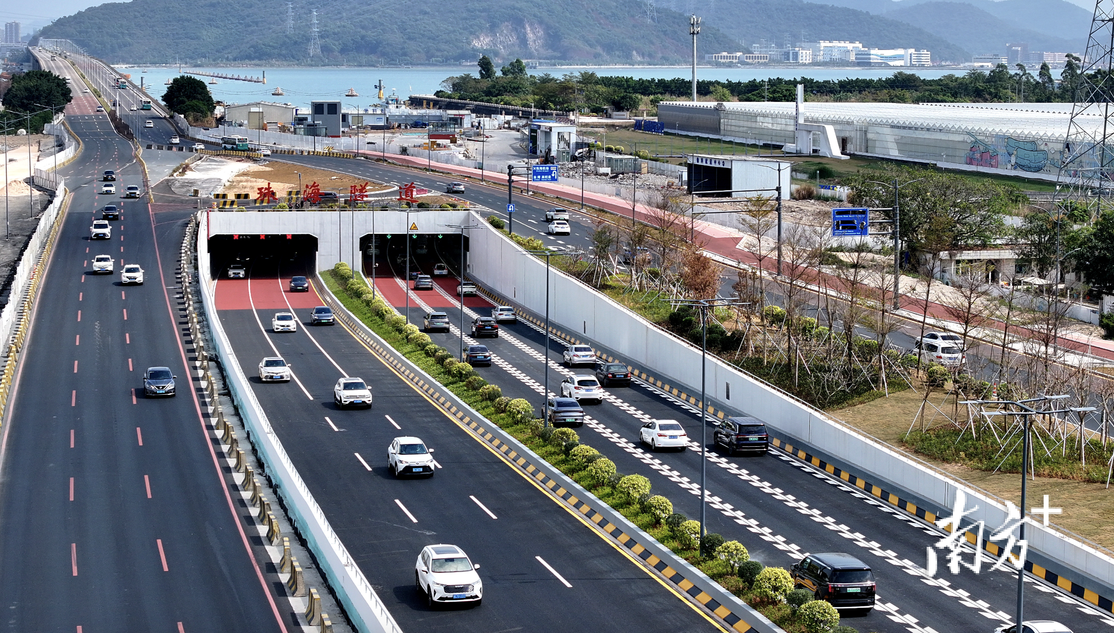 2月13日，珠海隧道通车。
