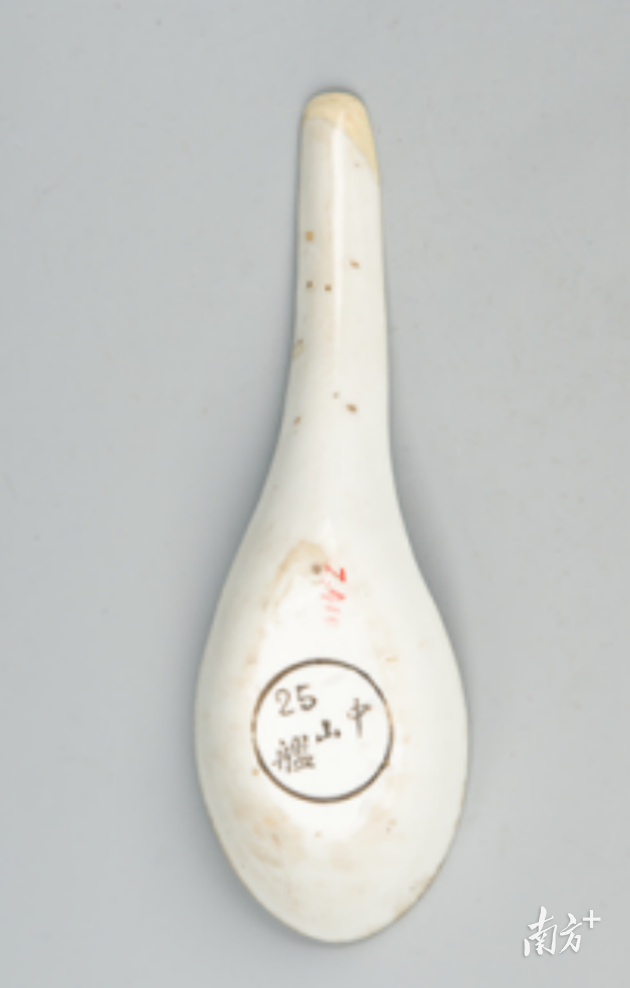 民国“中山舰25号”白瓷汤匙。 民国“中山舰25号”白瓷汤匙。