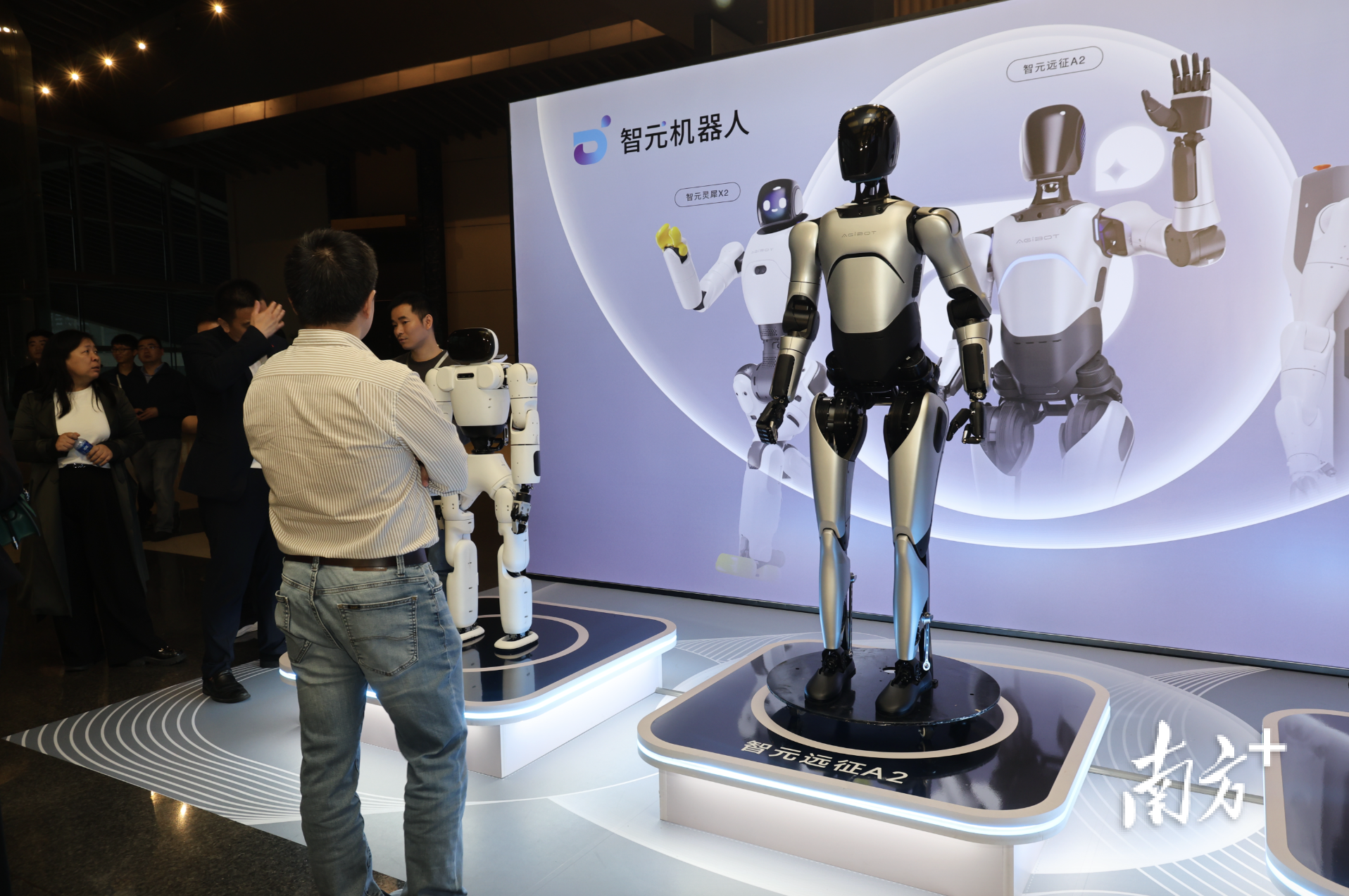 珠海大力推动应用场景创新发展。图为智元机器人。