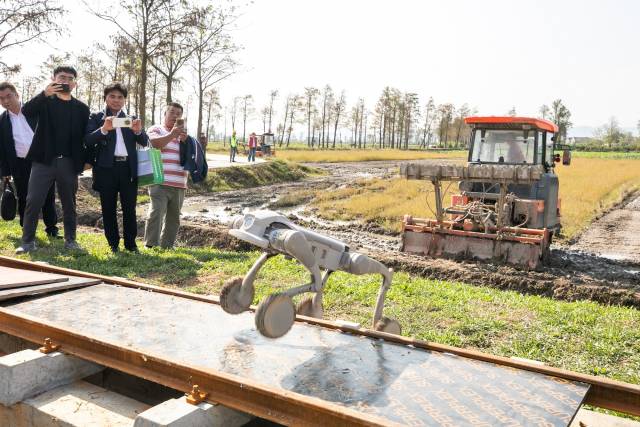 在江门台山，专为现代农业巡检研发的智能四足机器人亮相。