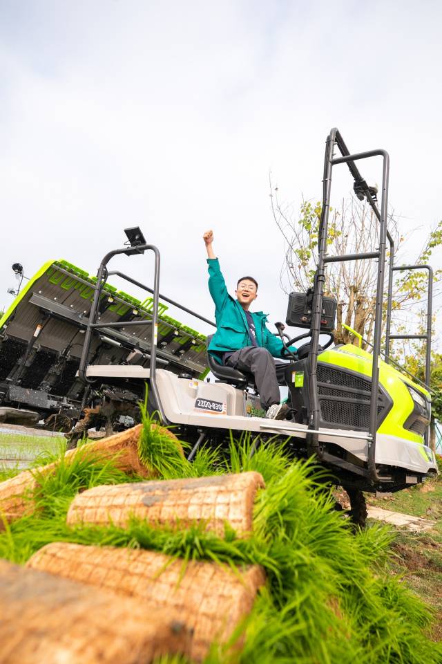 如今，广东春耕，“铁牛下田”已成常态。