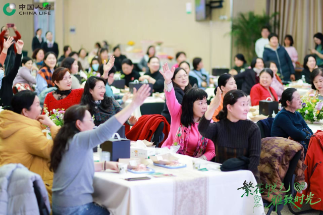 女性客户积极参与互动。