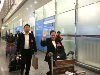 在粤全国人大代表返回广东