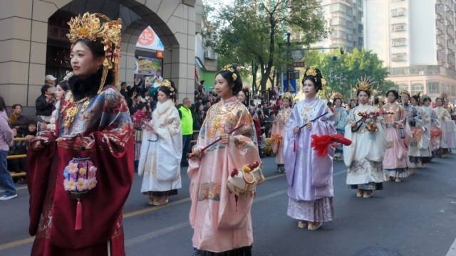 青龙庙会首支明制汉服队全妆彩排，华服霓裳太美了｜烟火广东