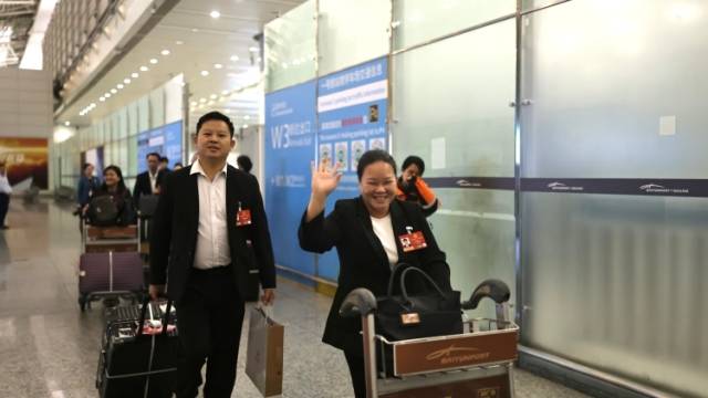 在粤全国人大代表返回广东