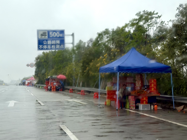 临近年例尾声，粤西的公路边、村口处仍有不少临时帐篷和卡车摊位售卖年货。