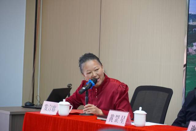 龙母镇众和粮食加工厂负责人谢彩霞在现场会上发言。（徐臻 摄）