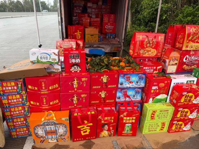 流动摊档上各式各样的饼干礼盒和红箱饮料。