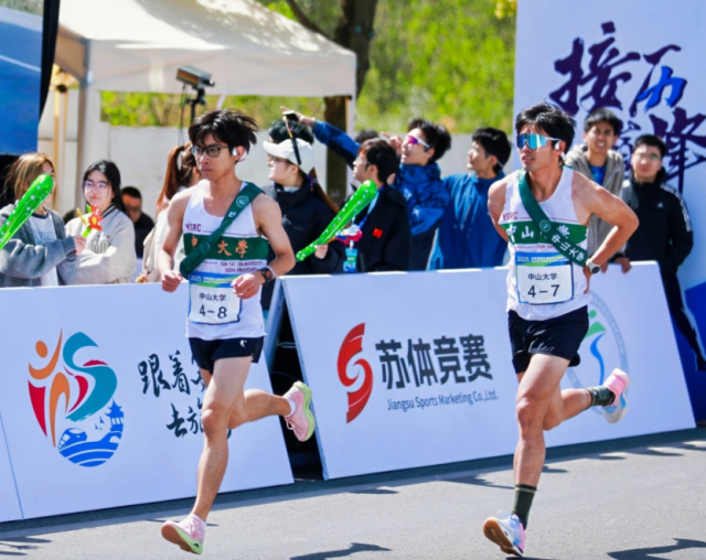 参赛奔跑中的吴立平（右）