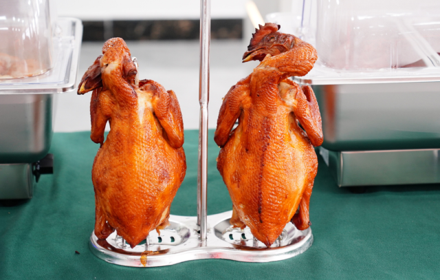 图4 广弘信宜怀乡鸡熟食产品