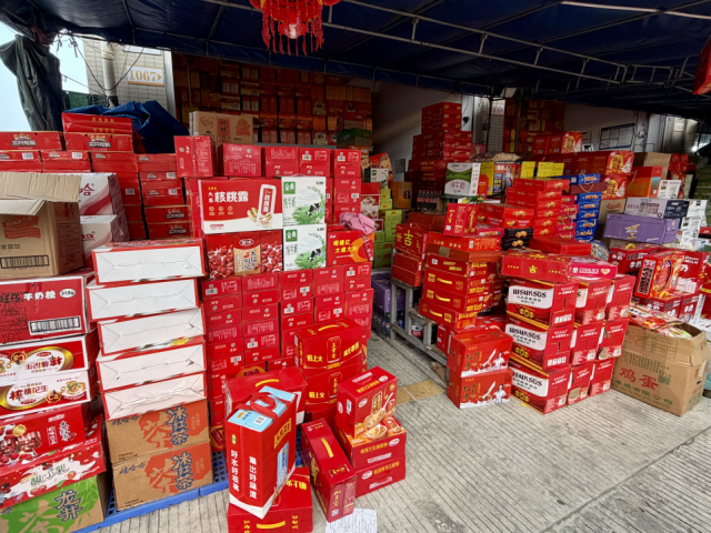 在批发商行，王老吉等正品饮料被摆放在门口显眼位置。