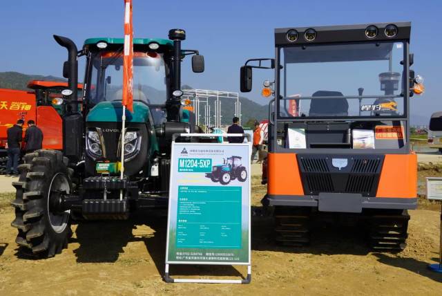 春耕现场展示的拖拉机。（徐臻 摄）