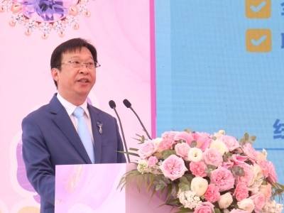 汕尾副市长佩戴胸针亮相广州邀客“淘宝”