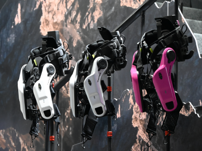 走崎岖路面如履平地，傲鲨外骨骼机器人亮相AWE2026