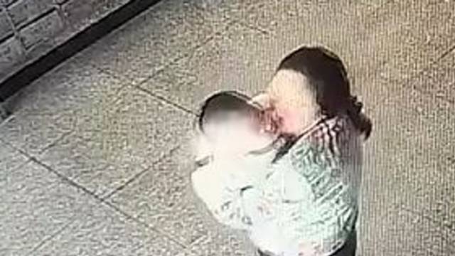 1岁孩子口吐白沫，深圳退役军人驾车飞驰送医