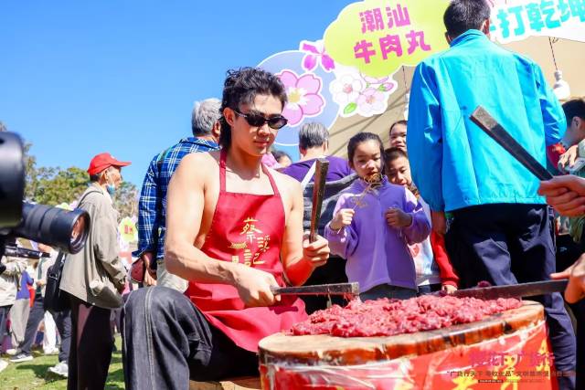 猛男打牛肉丸现场，吸引了一群市民围观。