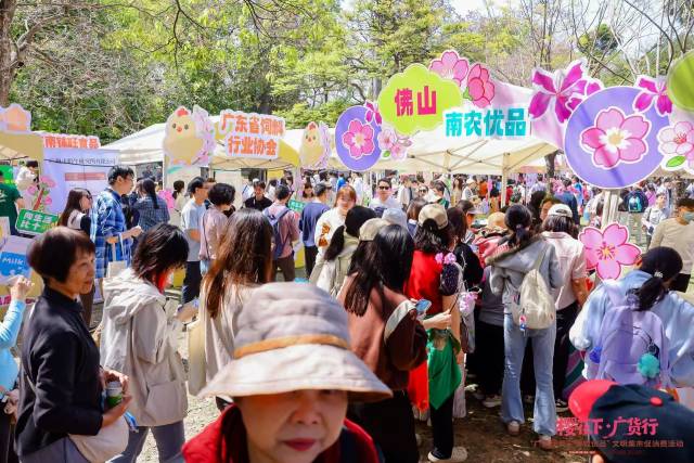活动现场人潮涌动，各展望被围得水泄不通。
