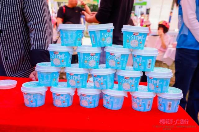 活动开始仅两个多小时，温氏牧场带来的两千多元酸奶产品便被抢购一空。