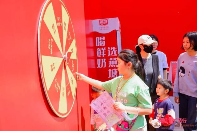 市民参与集章互动。