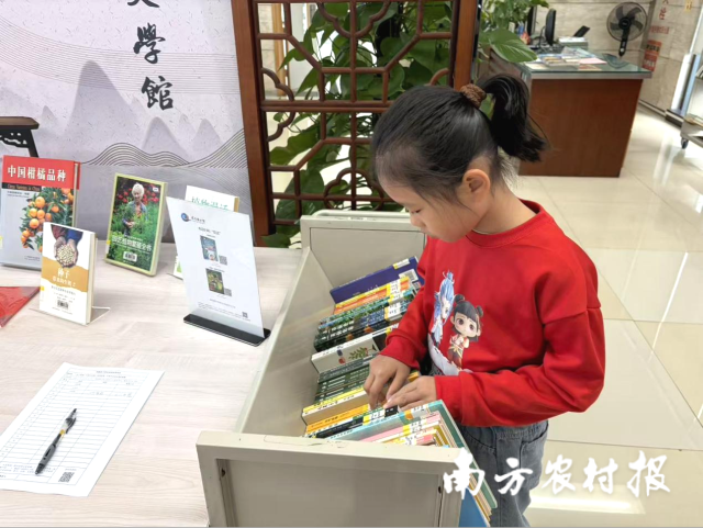 签到处特设种植类主题图书展示，方便读者借阅