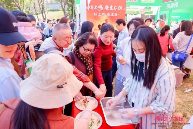 一盘盘熟食整齐铺展，色泽油亮，香味分层，现场不少市民和华农师生尝过后直呼“有鸡味”“够香”。