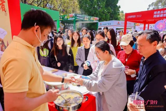 市民在锅前排起长龙，迫不及待想尝上一口鲜香的鸡汤和滑嫩的鸡肉。