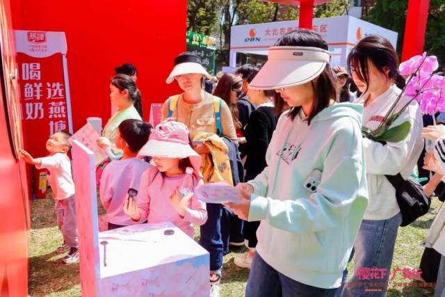 市民参与集章互动。