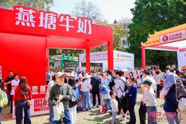 燕塘牛奶展销区排起长龙。