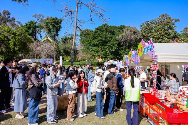 活动现场人气火爆，集市内随处可见市民排长龙。