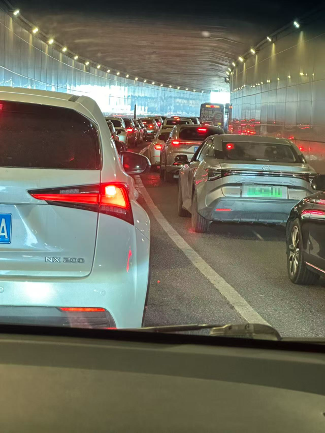 进入华农校园外路段车流量巨大