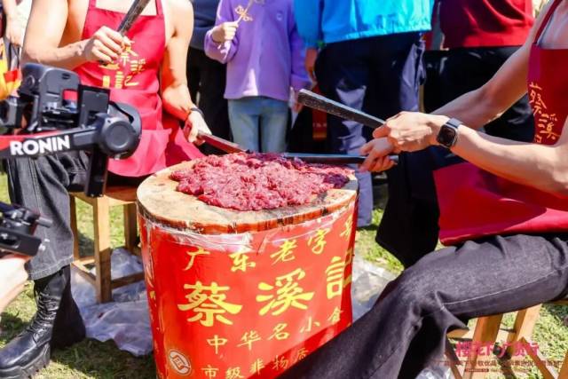 猛男在活动现场展示潮汕手打牛肉丸工艺。