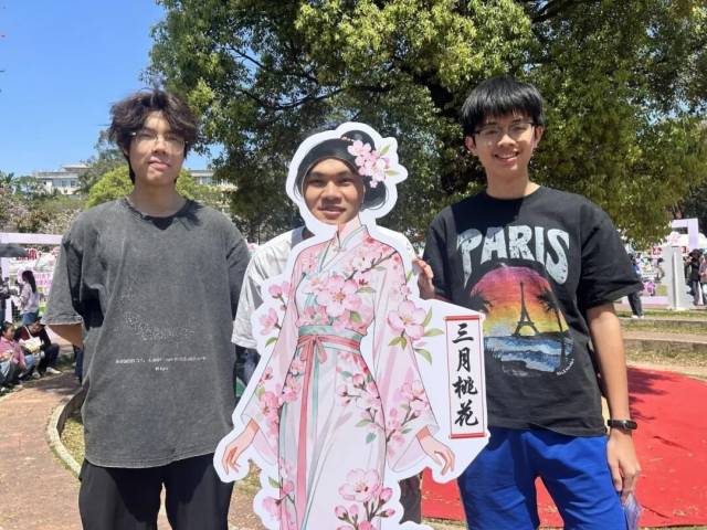 与花神合个影，美美哒。