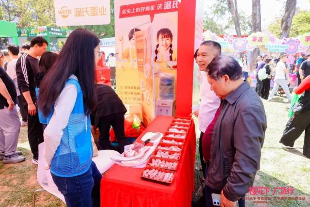 中芯种业把尚未上市的“温氏大黑猪”带到现场，让市民率先感受这款新品种猪肉的肉色、口感与层次。