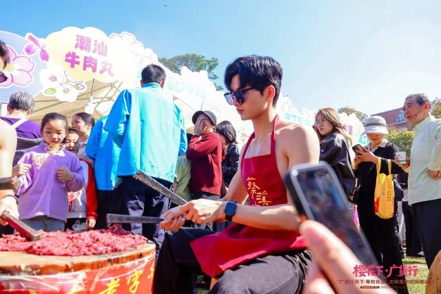 猛男现场打牛肉丸，每一锤都是新鲜的力量！