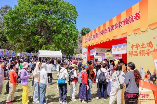 市民在锅前排起长龙，迫不及待想尝上一口鲜香的鸡汤和滑嫩的鸡肉。