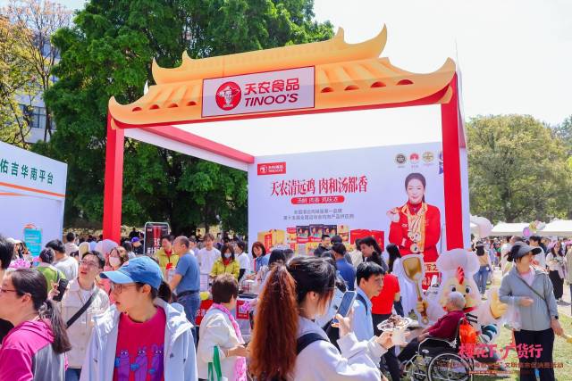 市民热情高涨，集市比过年还热闹。