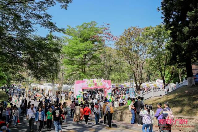 活动现场人潮涌动，热闹非凡。