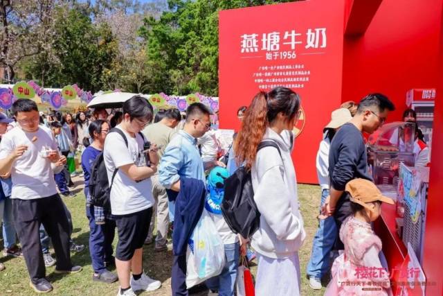 市民排队购买燕塘雪花冰。