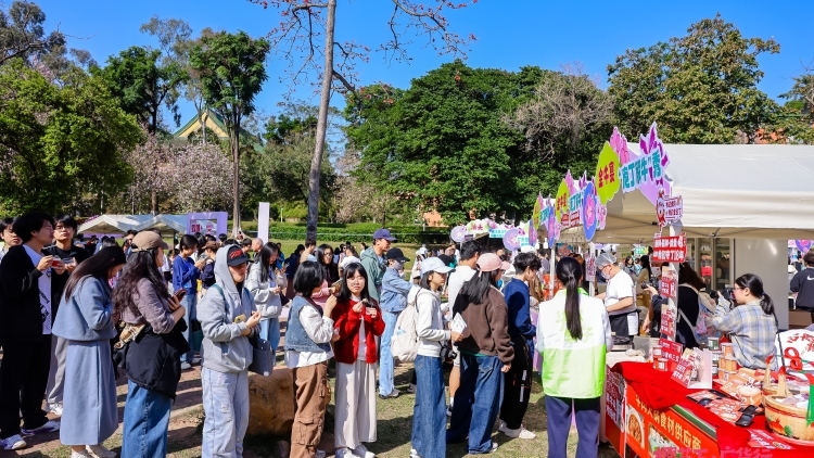 比过年还热闹！华农这场集市挤爆了，校门口堵车又堵人！ | 樱花下•广货行
