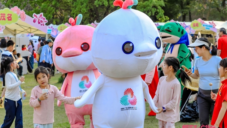 顶流炸场！大湾鸡现身华农文明集市，萌力值爆表 | 樱花下•广货行
