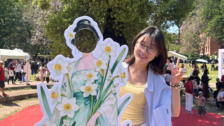 靓爆镜！春晚同款“十二花神”空降打卡粤牧集市 | 樱花下•广货行
