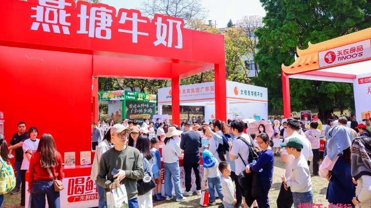“到处都在排，这条队尤其长！”燕塘牛奶在文明集市卖爆了！ | 樱花下•广货行