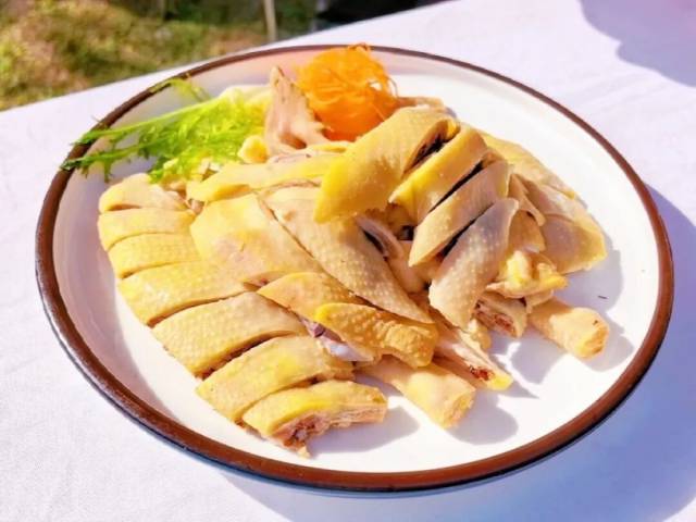 德康展位新鲜出锅的胡须鸡肉香味浓郁。