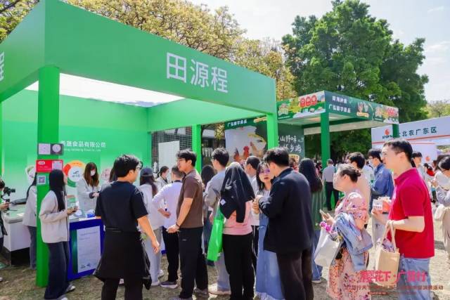 市民排长队品尝田源程牛蛙