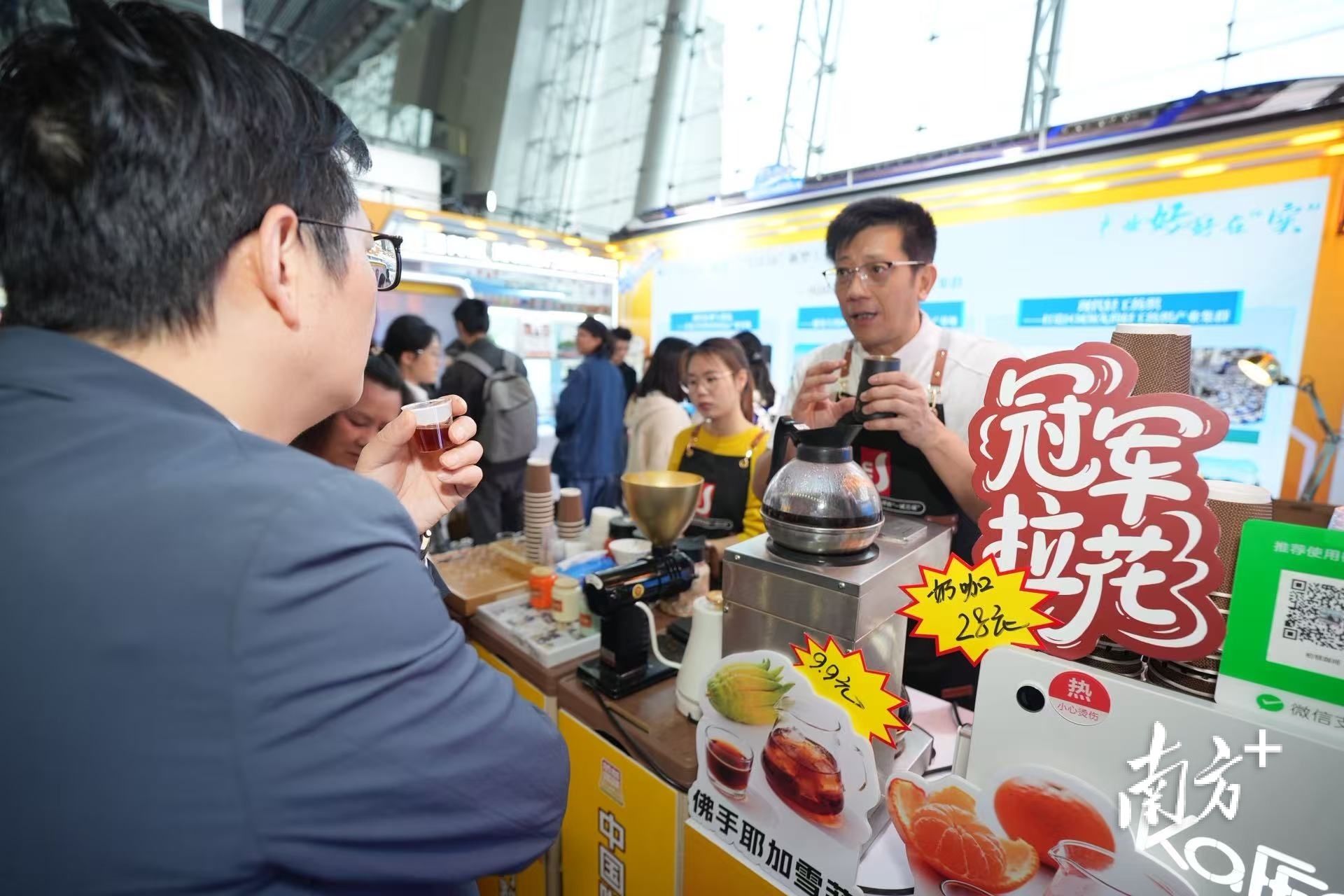 侨都咖啡。&nbsp; &nbsp;南方+ 杨兴乐 拍摄