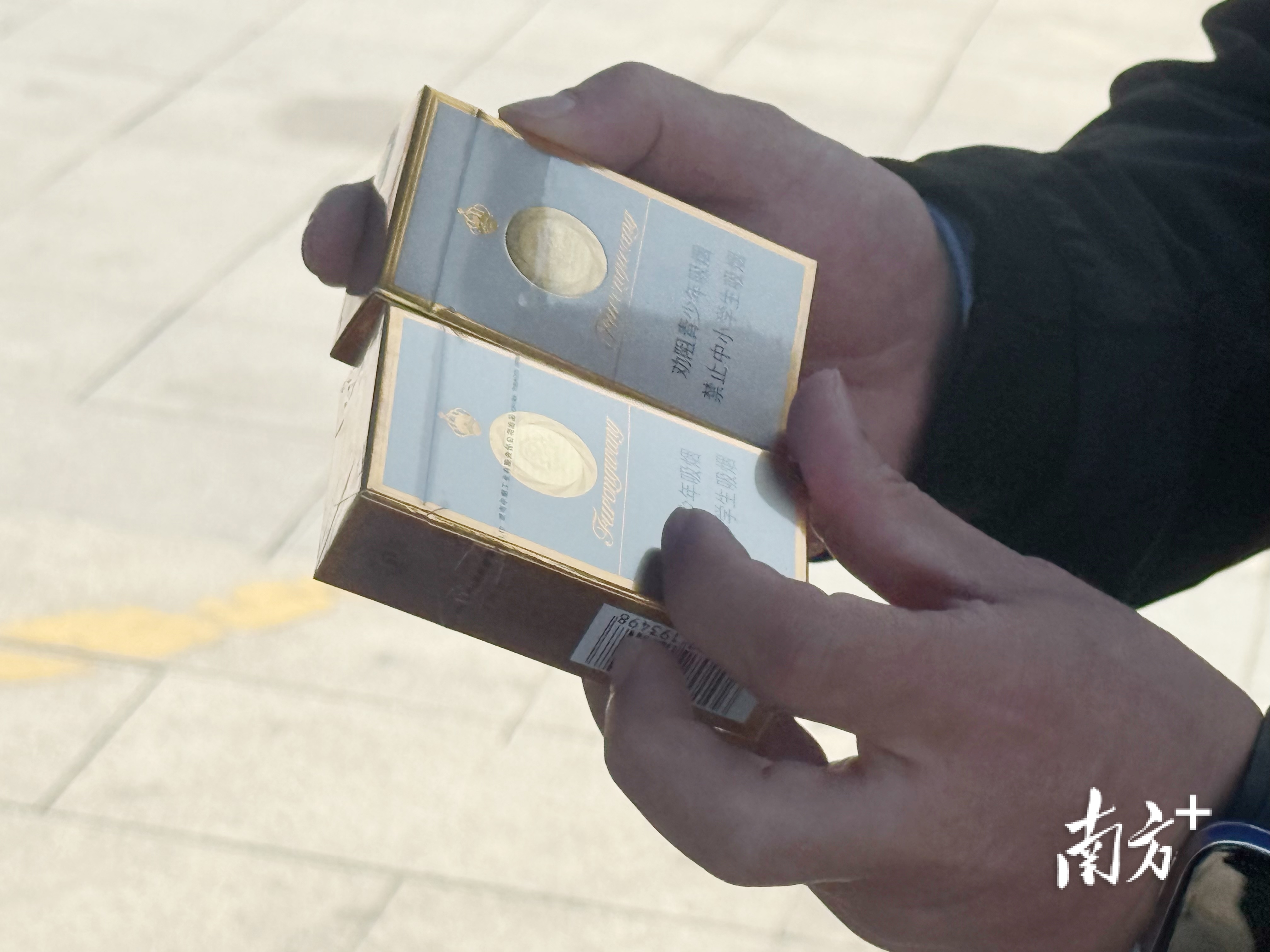 美宜佳回应被曝多地售假烟危害健康，东莞“315”烟草咨询被“挤爆”  南方+ 何建文 拍摄