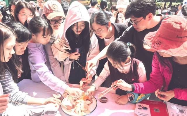 德康集团携御品鳳®胡须鸡亮相“广货行天下·粤牧优品”文明集市促消费活动。